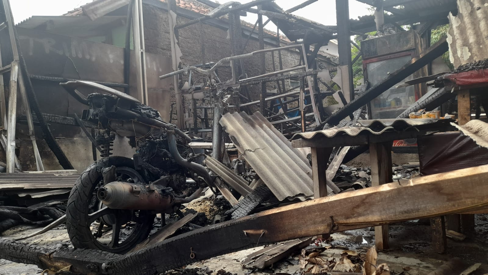Percikan Api Sambar Bensin, Satu Rumah di Kecamatan Subang Hangus Terbakar