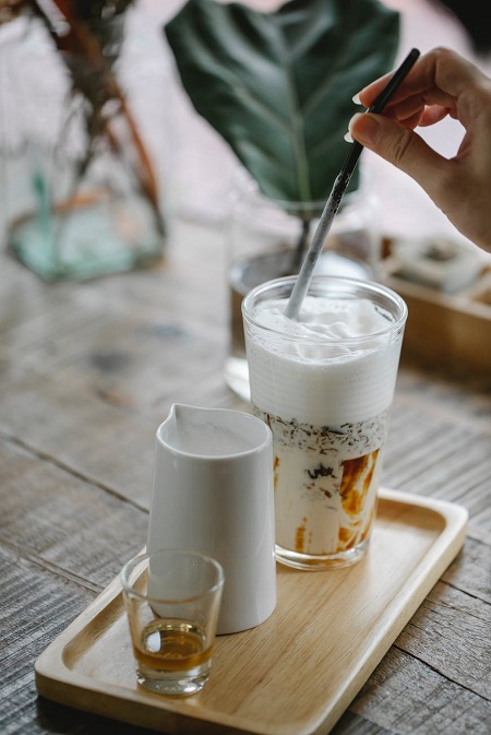 Cara Membuat Es Kopi Susu Gula Aren Ala Cafe yang Madep! (Ilustrasi Es kopi susu)