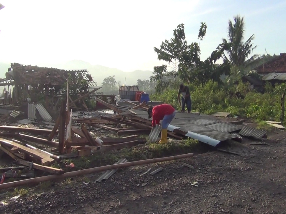 Dihantam Puting Beliung, Puluhan Rumah di Cimayasari Rusak