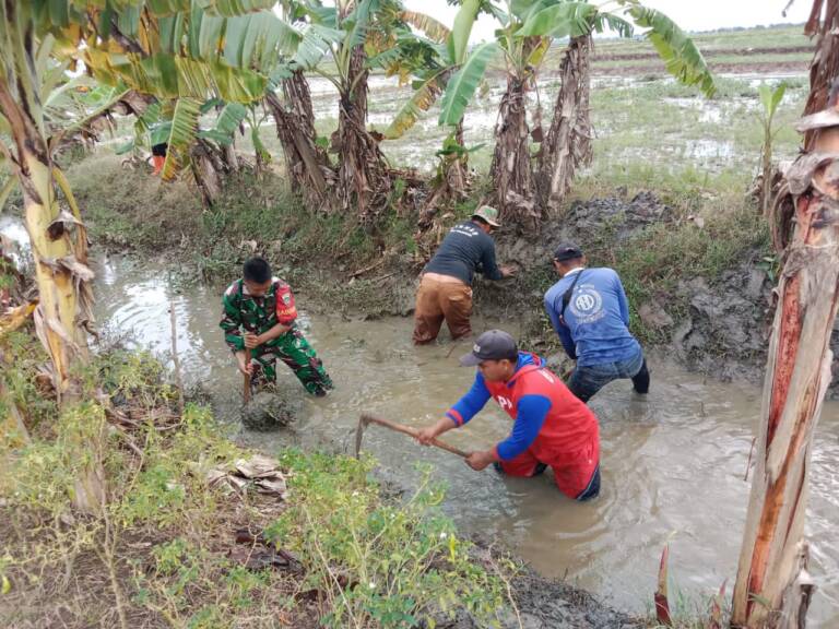 Cegah Banjir di Pantura, Ini yang Dilakukan TNI Bersama Warga
