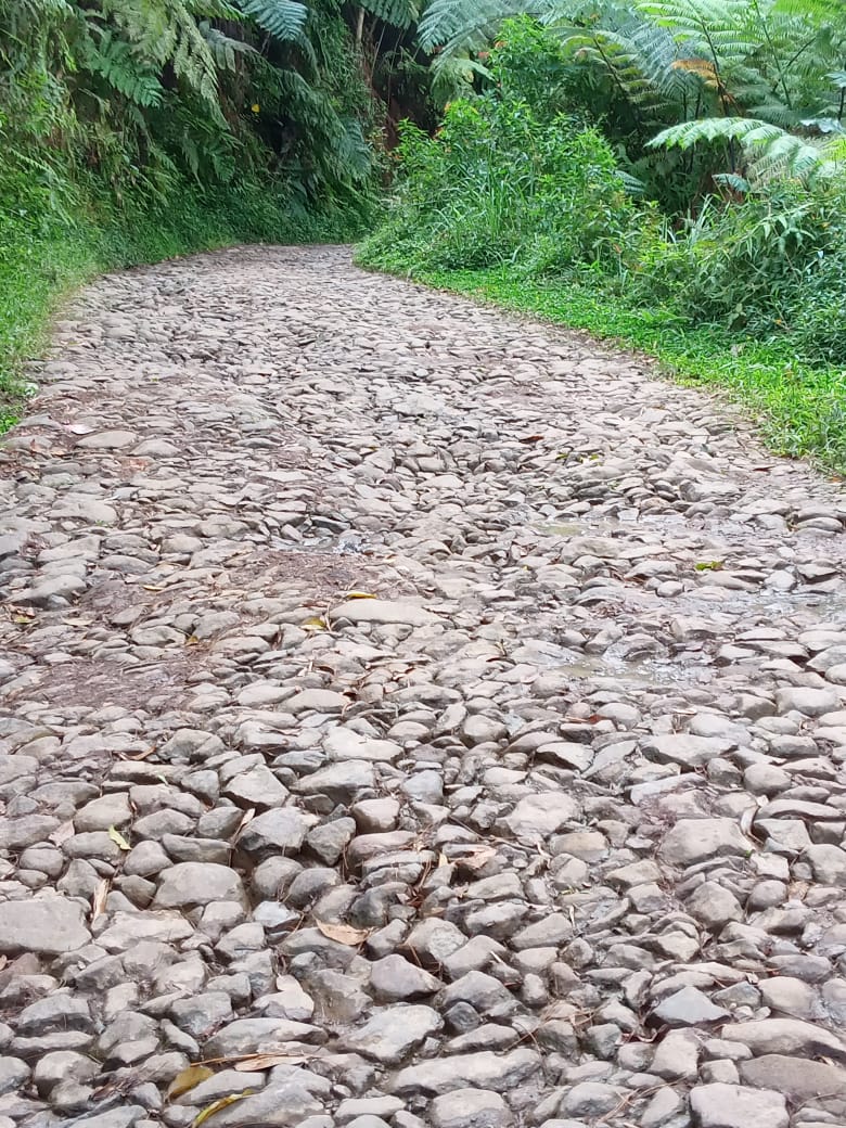 Jalan Pangheotan-Cipada Kecamatan Cikalongwetan, Kabupaten Bandung Barat Rusak Berat