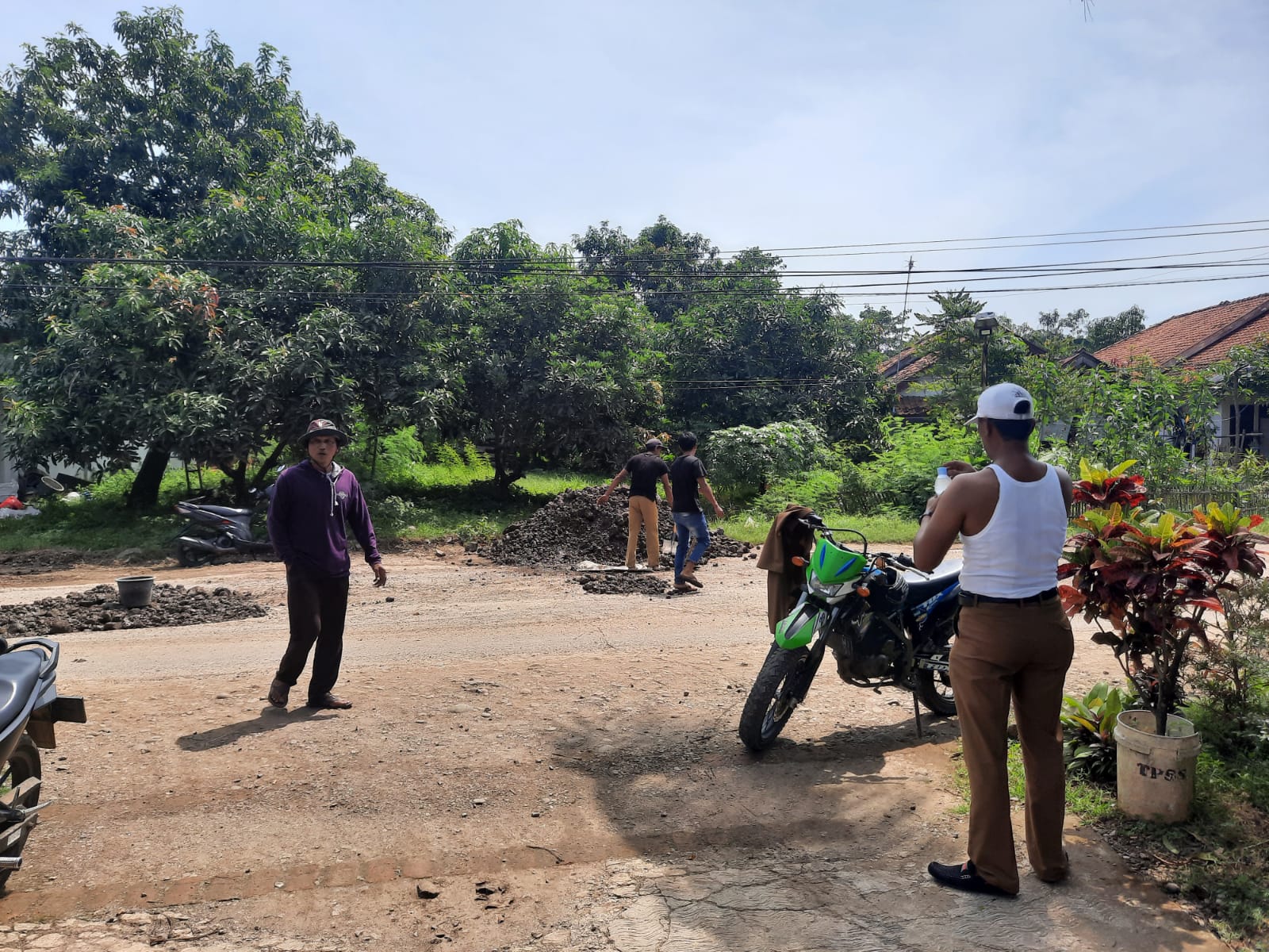 Warga Desa Bojongtengah Arug Jalan Kabupaten Secara Swadaya 