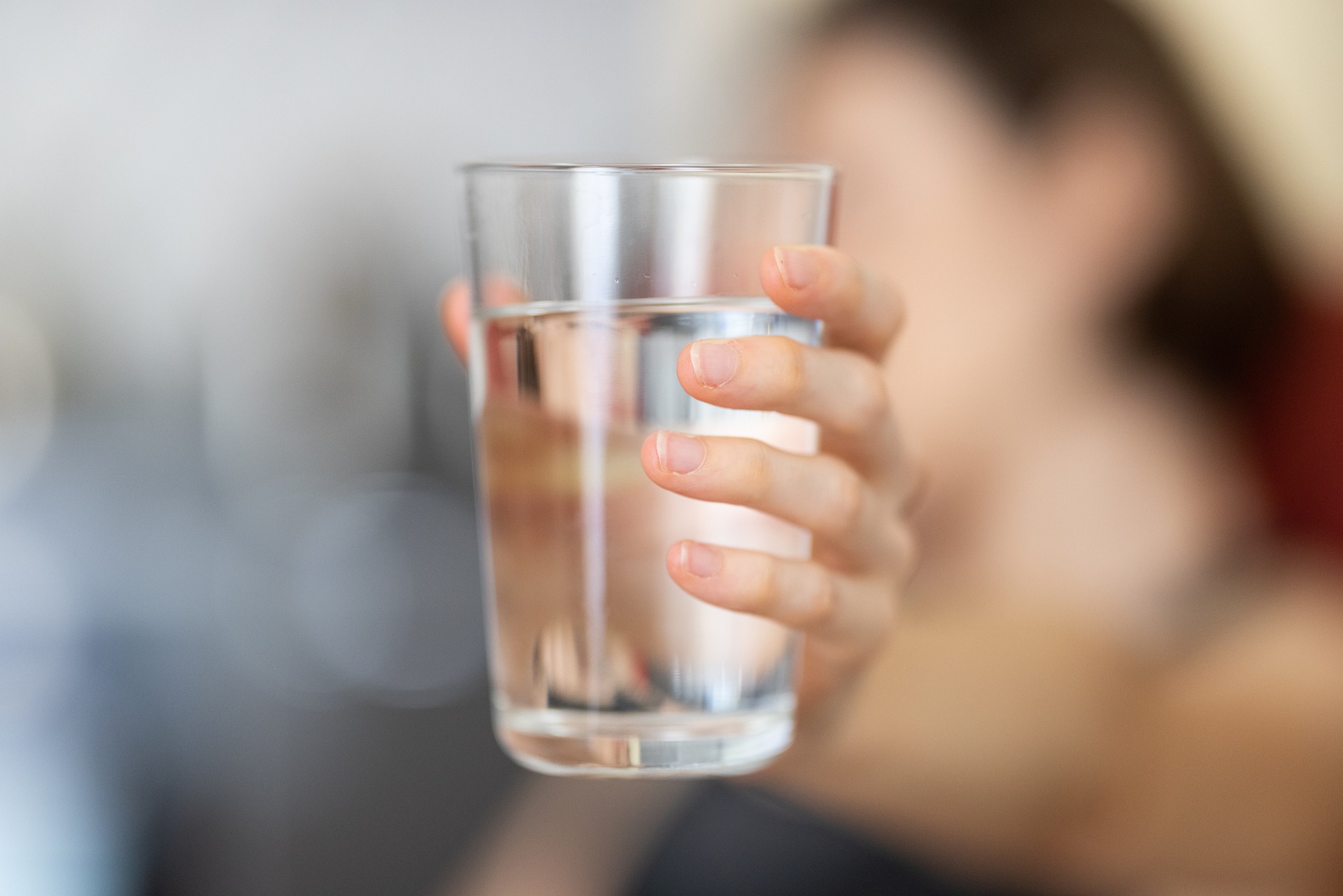 Khasiat Minum Air Hangat di Pagi Hari