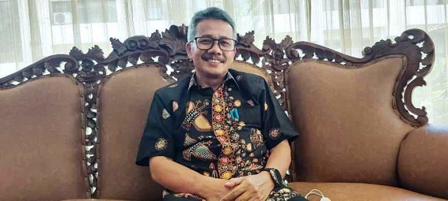 PUPUK: Kepala Dinas Pertanian Kabupaten Bandung, Tisna Umaran menyarankan petani menggunakan pupuk organik untuk mengantisipasi kelangkaan pupuk bersubsidi. JABAR EKSPRES