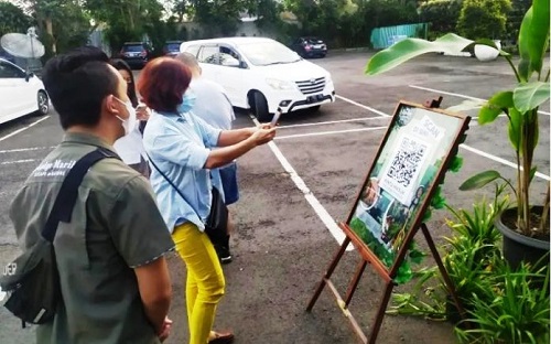 SCAN BARCODE: Pengunjung menggunakan aplikasi PeduliLindungi di salah satu objek wisata di Lembang, Kabupaten Bandung Barat. IST