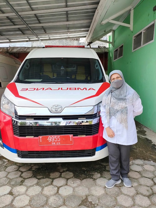 AMBULAN: Sekretaris Dinas Kesehatan Kabupaten Subang, dr Meity berpose di depan mobil ambulance. YUGO EROSPRI/PASUNDAN EKSPRES