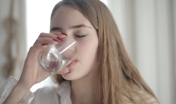Ciri-ciri Kelebihan Minum Air Putih! Sering Terjadi