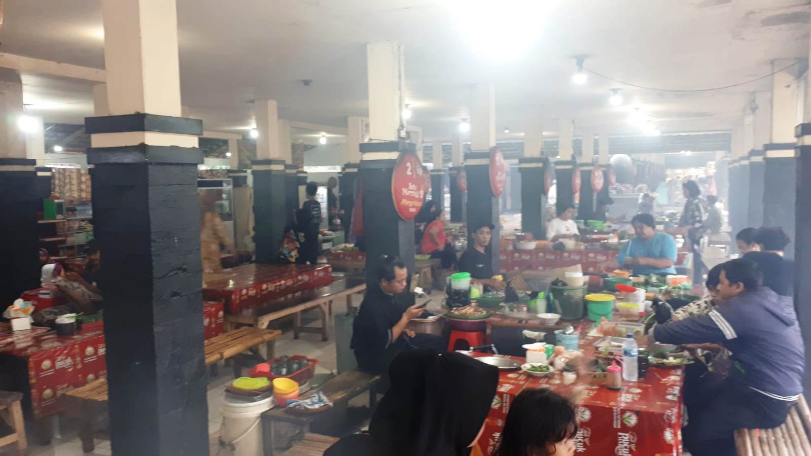 KULINER: Para penikmat kuliner menikmati Sate Maranggi Khas Plered di Kios Sate di Kecamatan Plered Purwakarta. MALDI/PASUNDAN EKSPRES