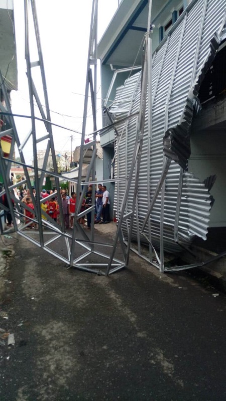 ROBOH: Salah satu atap rumah milik warga Lembang, roboh akibat diterjang angin puting beliung pada Sabtu (19/2) sore. EKO SETIONO/PASUNDAN EKSPRES