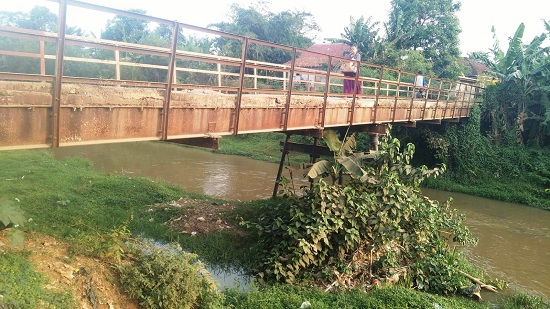 BAHAYA: Jembatan Legen Kalenkapal peninggalan jaman belanda di Desa Citarik Kecamatan Tirtamulya terancam ambrol. USEP SAEPULOH/PASUNDAN EKSPRES