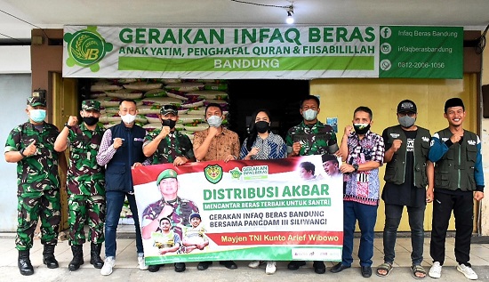 BANTUAN BERAS: Penyerahan bantuan beras Kodam III Siliwangi kepada salah satu Pondok Pesantren di Kabupaten Bandung Barat. DOK PENDAM III/SILIWANGI