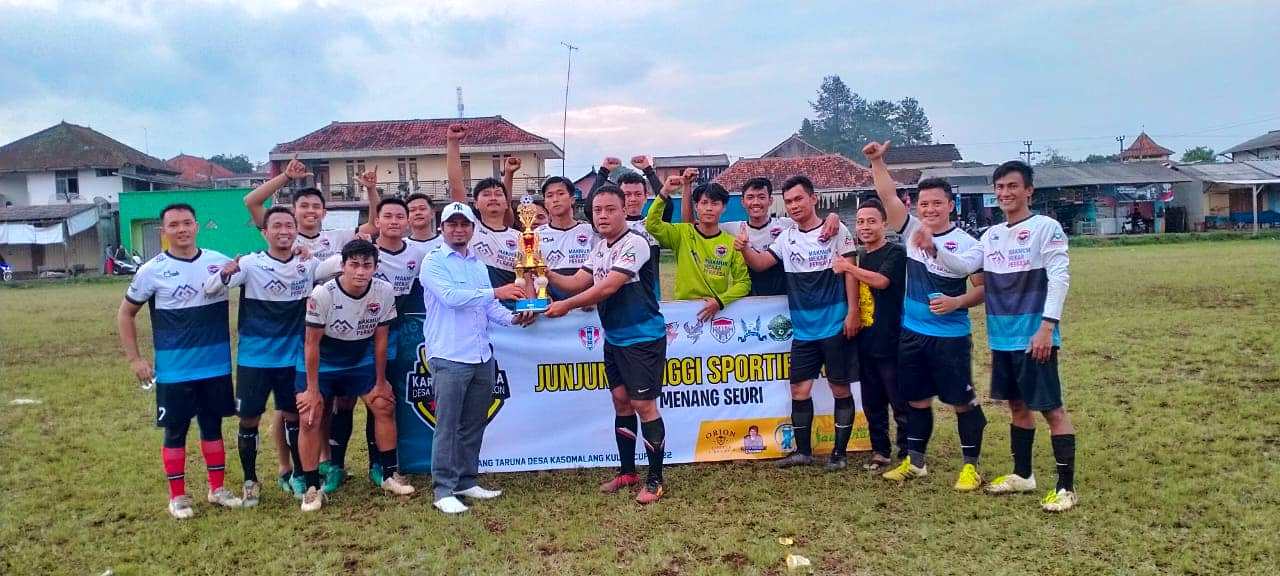 Serunya Turnamen Sepak Bola Cup 2022 di Kasomalang Kulon