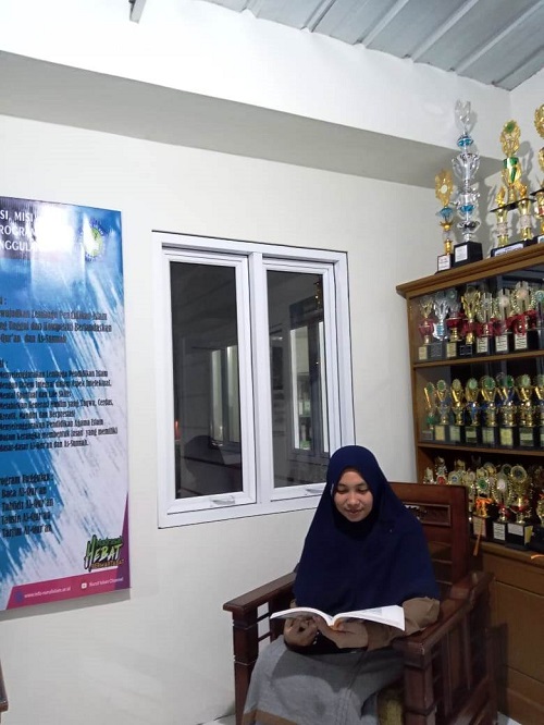 BERKAH: Alumni STAI Al-Muhajirin Mira Siti Miratu Sadiah, S.Ud., mengungkapkan berkah kuliah di STAI Al-Muhajirin sehingga dirinya dipercaya mengelola dua lembaga sekaligus. ADAM SUMARTO/PASUNDAN EKSPRES