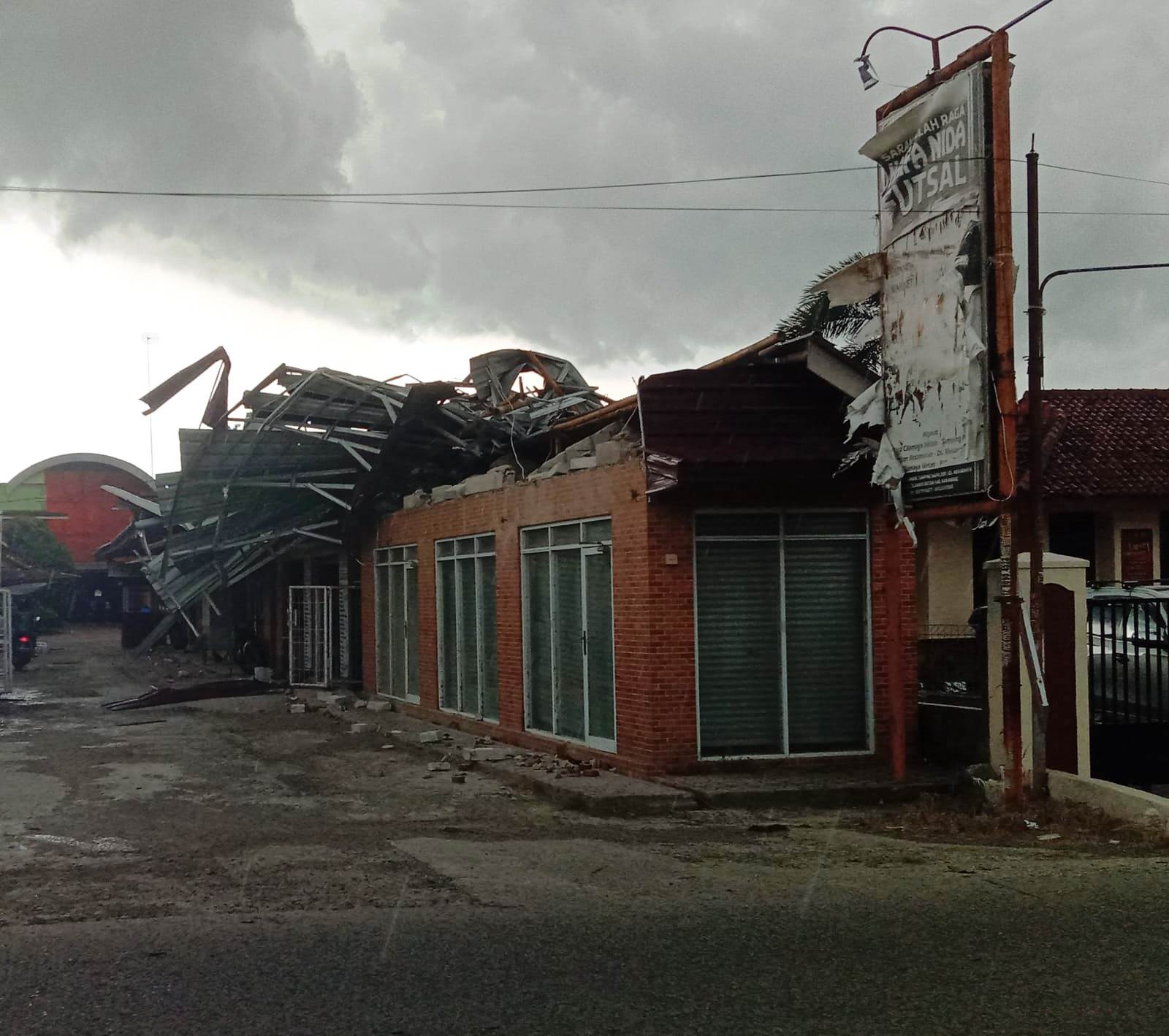 Angin Puting Beliung Rusak 34 Atap Rumah di Desa Cikarangke Kecamatan Cilamaya Wetan