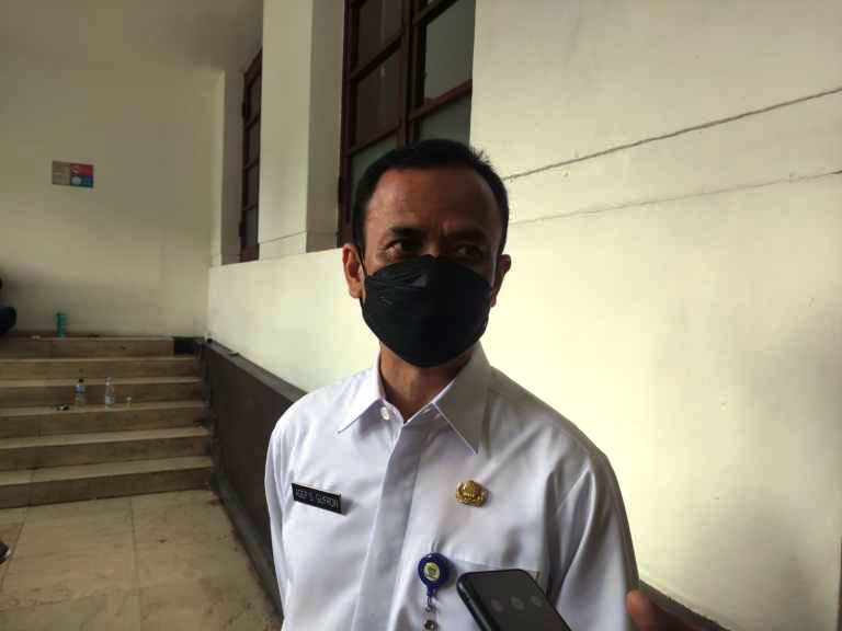 DIWAWANCARAI-Ketua Satgas Covid-19 Kota Bandung, Asep Gufron saat diwawancarai awak media di Balai Kota Bandung, Rabu (30/3). JABAR EKSPRES