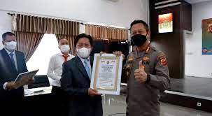 PENGHARGAAN: Lemkapi menganugerahi penghargaan kepada Polresta Bandung. Penghargaan tersebut diberikan di Aula Sabilulungan, Mapolresta Bandung, Selasa (7/3) sore. JABAR EKSPRES