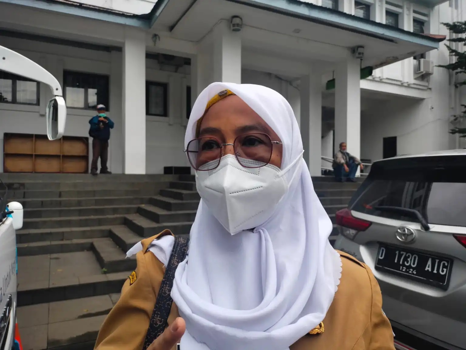BERI KETERANGAN: Kepala Dinas Kesehatan Kota Bandung, Ahyani Raksanagara saat dimintai keterangan oleh awak media. JABAR EKSPRES