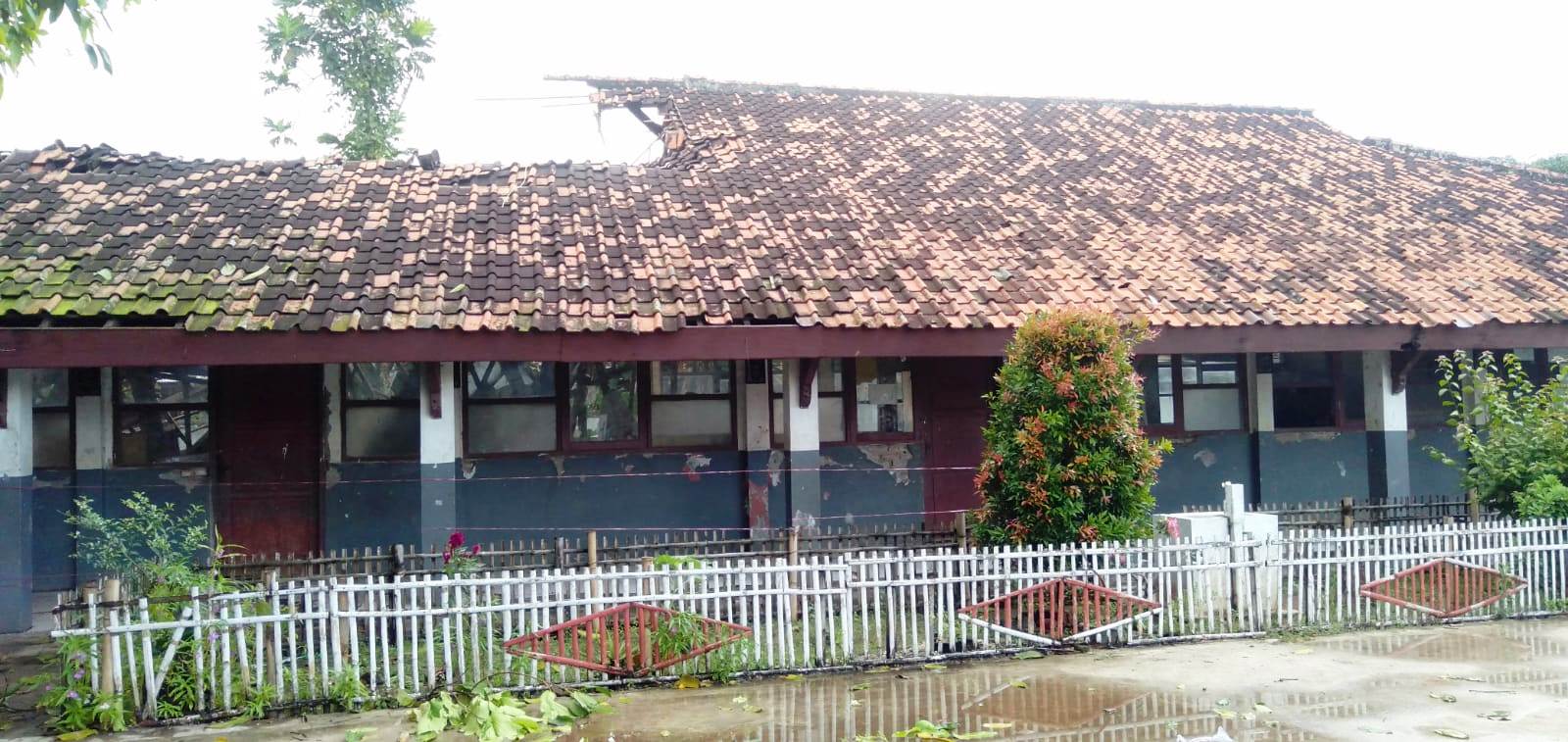 Bagian Atap Sudah Lapuk, Bangunan Sekolah SDN Pasirmukti 1 Kecamatan Telagasari Ambruk Sebelum Direhab