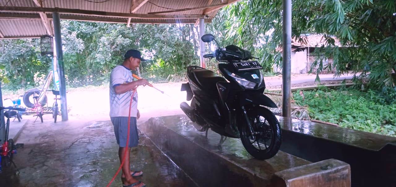 Usaha Cuci Kendaraan Laris Saat Musim Hujan