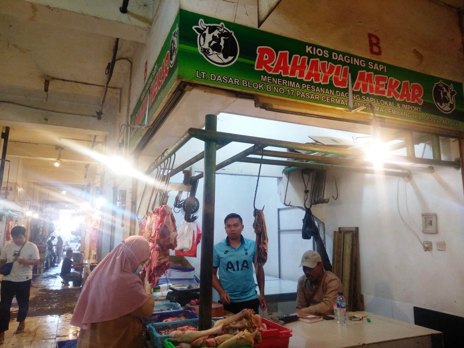 JUAL BELI: Salah satu toko daging sapi di Pasar Panorama Lembang yang menjual harga daging dikisaran Rp100.000-Rp120.000 per kilogram. EKO SETIONO/PASUNDAN EKSPRES