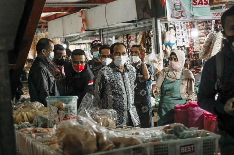 SIDAK: Plt Wali Kota Cimahi Ngatiyana saat sidak ke pasar tradisional untuk memantau harga kebutuhan pokok jelang Natal dan Tahun Baru. DOK PASUNDAN EKSPRES
