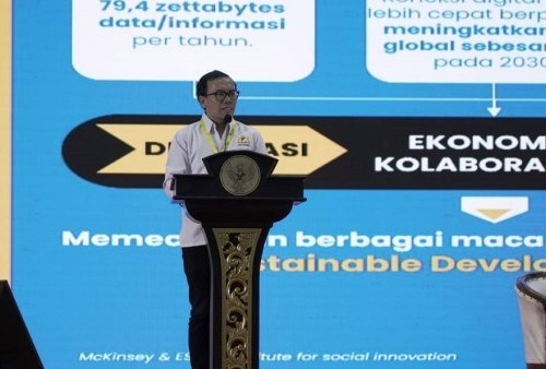 PELUNCURAN: Kadin Indonesia M. Fajrin Rasyid saat memperkenalkan platform Kadin Tech Hub dalam acara ‘Digitalisasi Nusantara Expo & Summit 2022’ yang disele-dok-Telkom. FIN