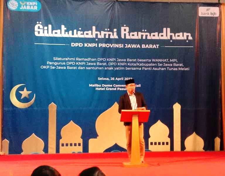 SILATURAHMI; Gubernur Jawa Barat, Ridwan Kamil dalam acara Silaturahmi KNPI Jabar, Selasa (26/4). JABAR EKSPRES