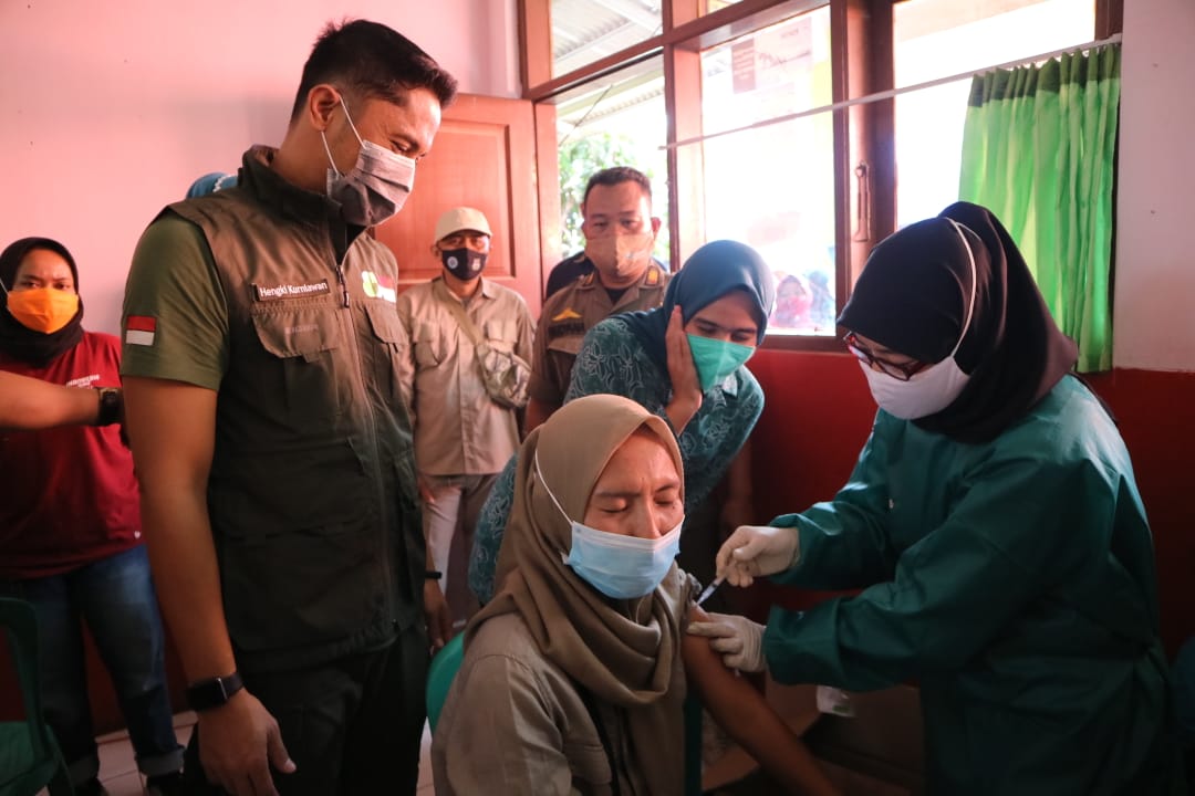 MENINJAU: Plt Bupati Hengky Kurniawan meninjau langsung kegiatan vaksinasi yang diselenggarakan Pemkab Bandung Barat. DOK BAGIAN PROKOMPIM KBB