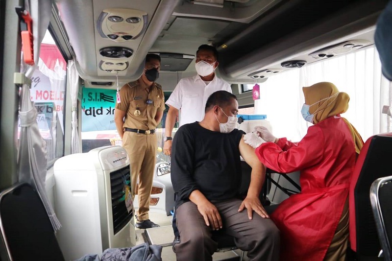 MENINJAU: Plt Bupati Hengki Kurniawan meninjau langsung kegiatan vaksinasi yang diselenggarakan Pemkab Bandung Barat. DOK BAGIAN PROKOMPIM KBB