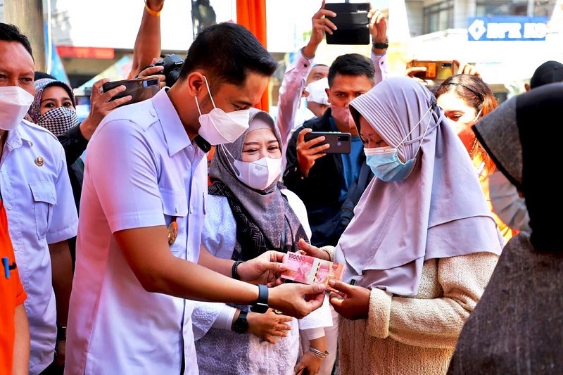 LAUNCHING: Plt Bupati Bandung Barat melaunching perdana Bantuan Program Sembako Tahun 2022 di Kantor Pos Cabang Pembantu Padalarang, Rabu (13/4). DOK BAG PROKOMPIM SETDA KBB