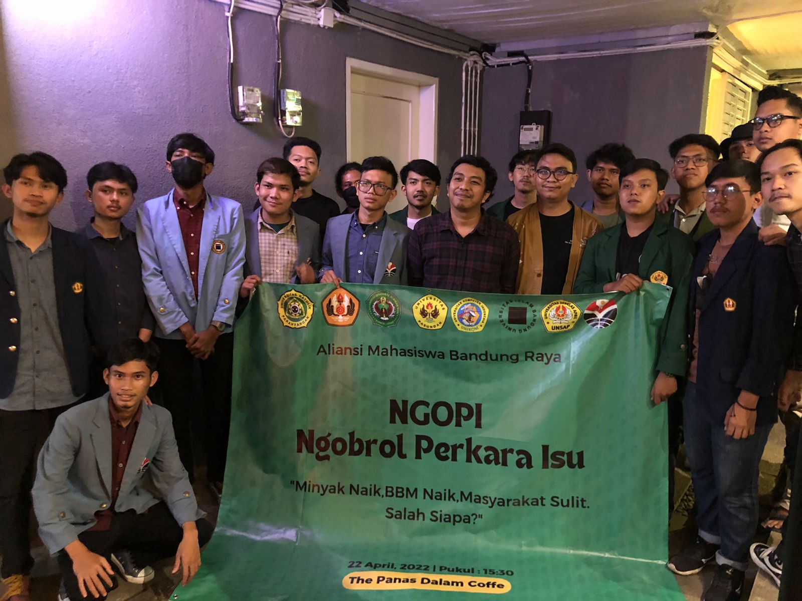 DISKUSI: Aliansi Mahasiswa SE Bandung Raya usai menggelar Diskusi Ngopi mengkritisi kenaikan harga minyak goreng dan bahan bakar minyak. ISTIMEWA