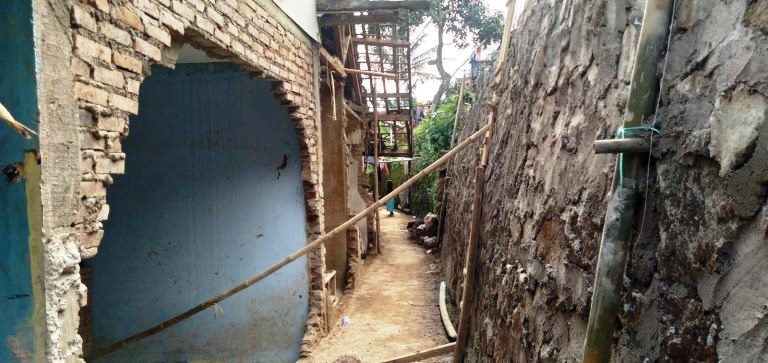 RUSAK : Sejak dua bulan pasca longsor, rumah di Desa Bojong, Kecamatan Nagreg, Kabupaten Bandung yang belum ada perbaikan. JABAR EKSPRES
