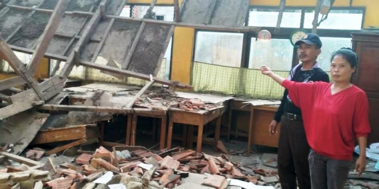 AMBRUK: Entin (45) salah satu saksi saat 3 ruang SDN Rancanilem ambruk menunjukkan kondisi SDN Rancanilem di Desa Bojongloa, Kecamatan Rancaekek, Kabupaten Bandung yang ambruk. JABAR EKSPRES