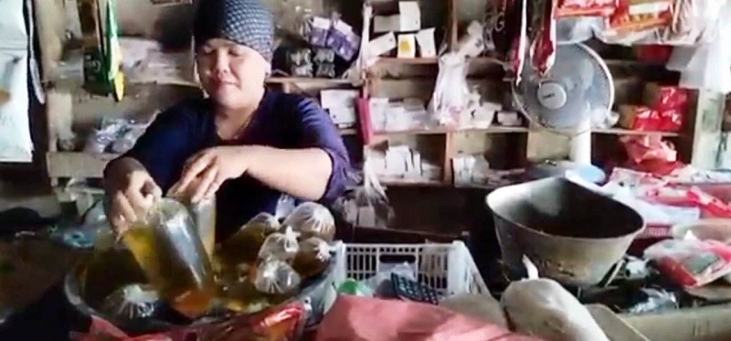 OMZET TURUN: Siti Arifah pedagang kebutuhan pokok di Pasar Inpres Pamanukan menata dagangannya saat tak ada pembeli di tengah kenaikan harga sejumlah komoditas. YOGI MIFTAHUL FAHMI/PASUNDAN EKSPRES