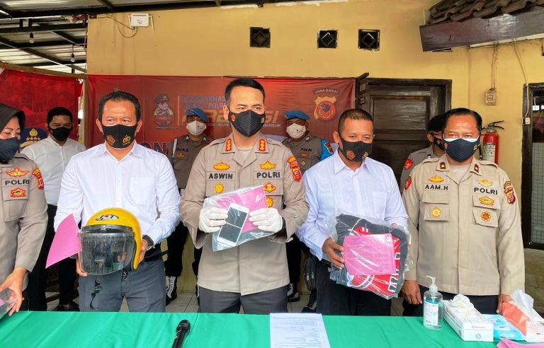 BARANG BUKTI: Kapolrestabes Bandung memperlihatkan barang bukti pada Konferensi Pers pengungkapan kasus begal di Sukarajin Bandung. Rabu (11/5). JABAR EKSPRES