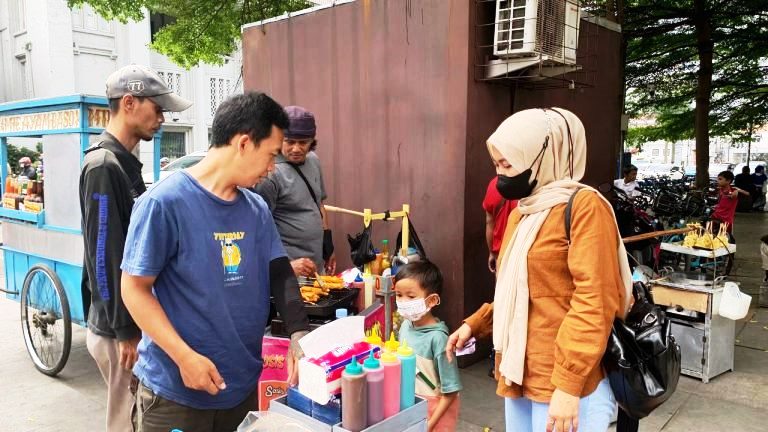 PKL: Para Pedagang Kaki Lima yang berjualan di atas trotoar Alun-Alun Bandung, Selasa (31/5).JABAR EKSPRES