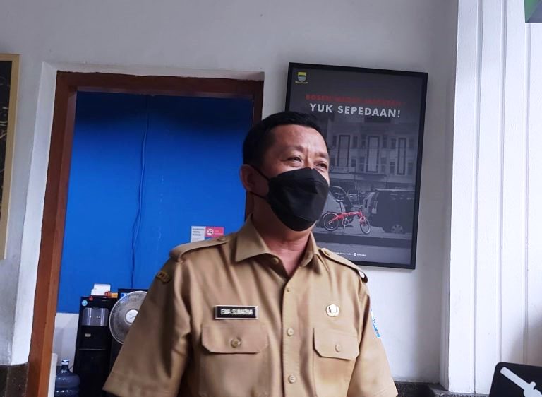 DIWAWANCARAI: Sekretaris Daerah Kota Bandung, Ema Sumarna saat diwawancarai wartawan di Balai Kota Bandung, Rabu (29/6). JABAR EKSPRES