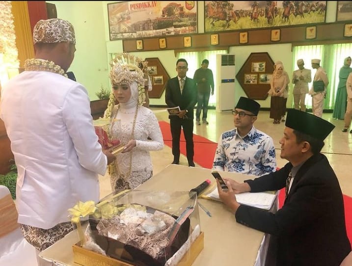 JADI SAKSI: Plt Bupati Bandung Barat Hengki Kurniawan saat menjadi saksi pernikahan salah satu pasangan warga Bandung Barat.