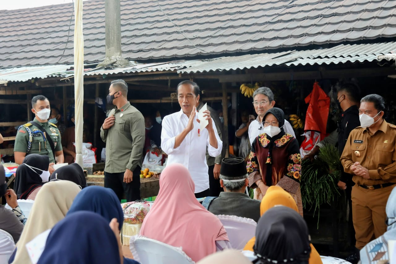 Mensos Dampingi Jokowi Salurkan Bantuan di Kabupaten Serang