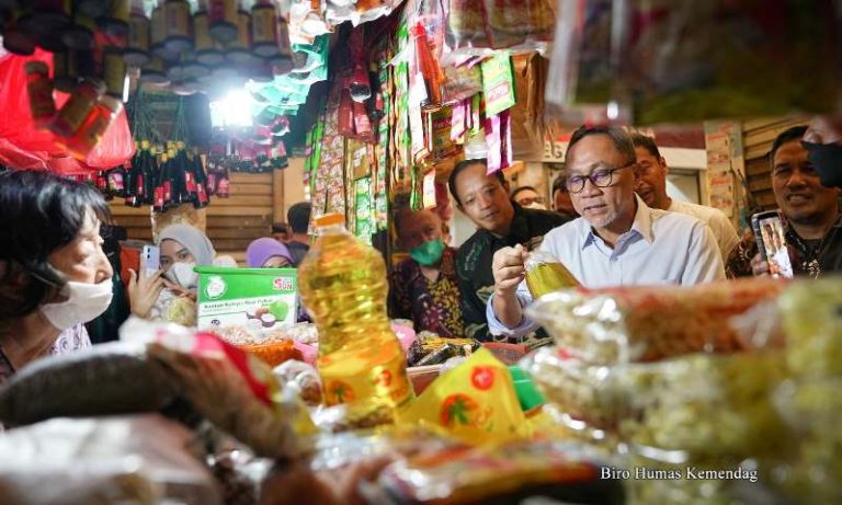 MENINJAU: Menteri Perdagangan, Zulkifli Hasan saat meninjau harga dan ketersediaan minyak goreng di Pasar Koja Baru, Jakarta, Jumat (17/06). JABAR EKSPRES
