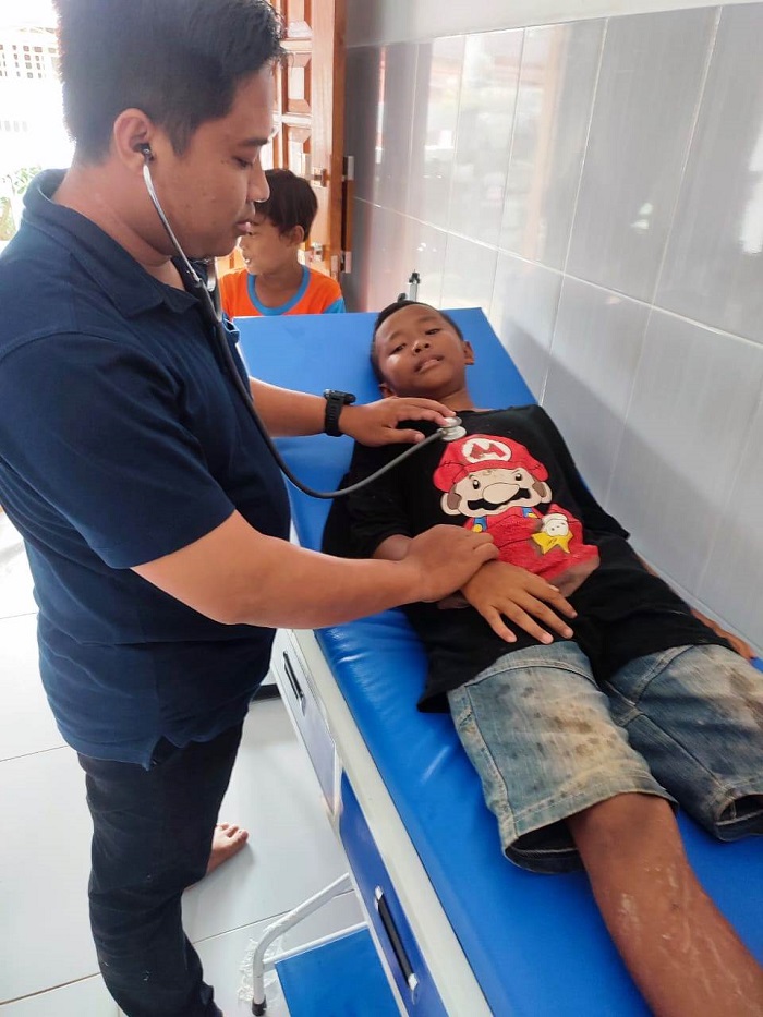 PERAWATAN: Salah seorang anak penderita cacar monyet di Kecamatan Cipunagara, saat mendapat perawatan dari tenaga kesehatan. YUGO EROSPRI/ PASUNDAN EKSPRES