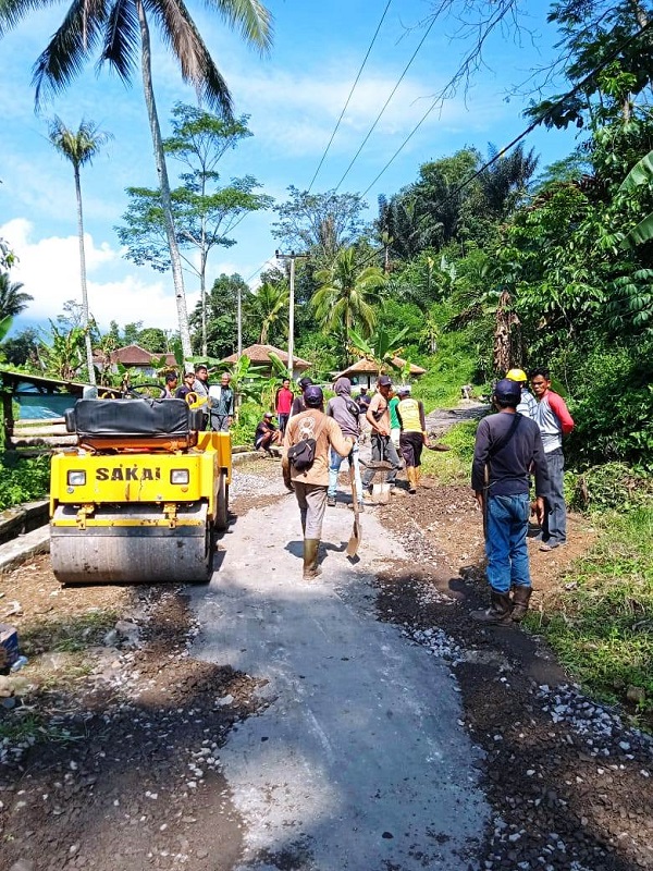 BANGUN JALAN: Sejumlah pekerja proyek jalan di Desa Mayang saat melakukan pengerjaan jalan. DADAN RAMDAN/PASUNDAN EKSPRES