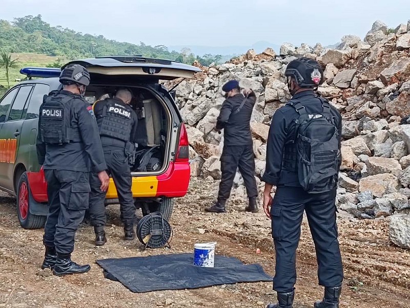 DISPOSAL: Proses disposal oleh unit Jibom Den Gegana Sat Brimob Cikeruh terhadap granat temuan warga Cisalada.  DOK POLRES PURWAKARTA