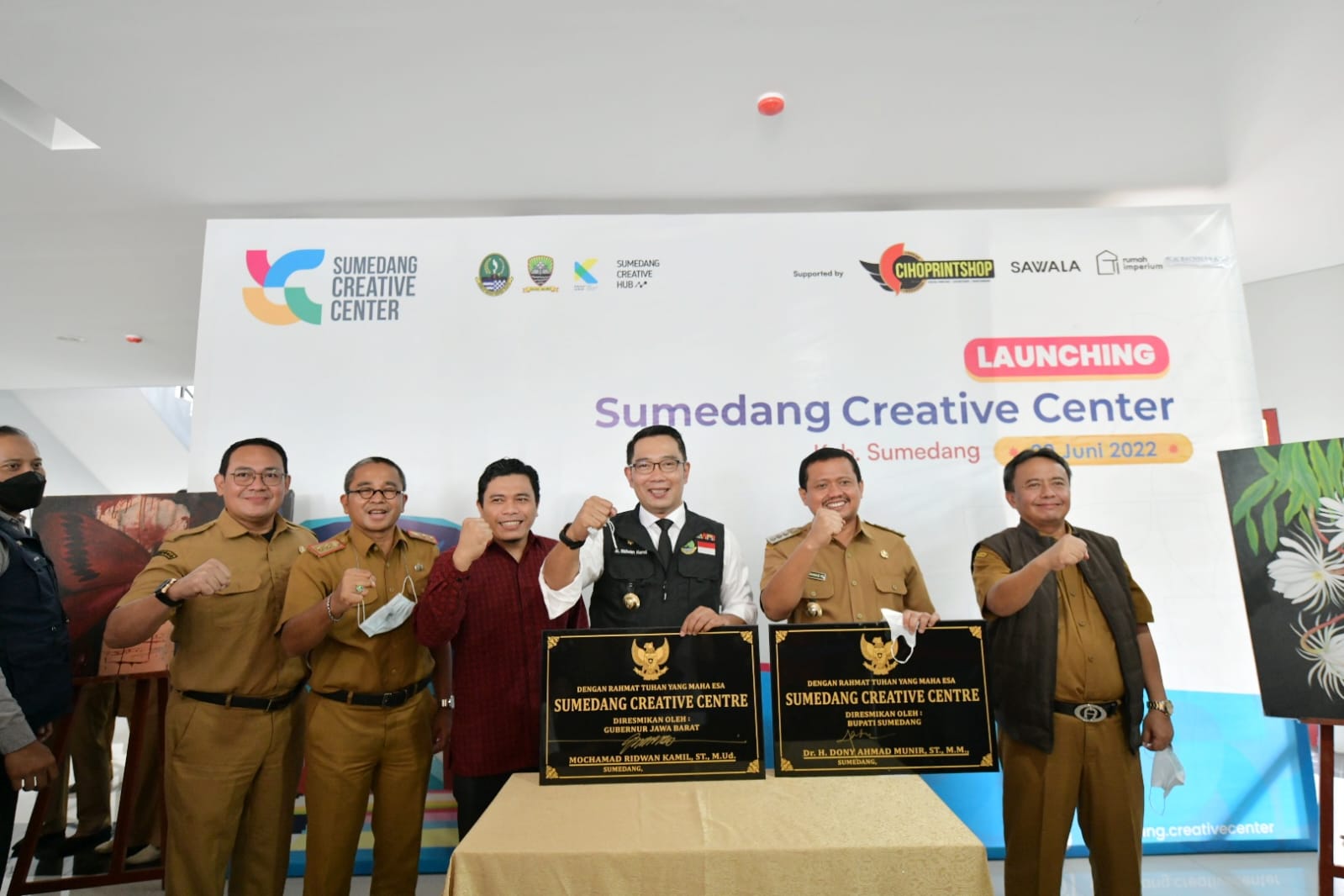 Gubernur Ridwan Kamil Resmikan Sumedang Creative Center, Beli Lukisan Diri dan Keluarga saat di Sungai Aare