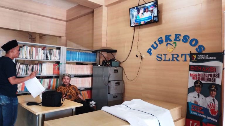 LITERASI: Penyediaan buku bacaan untuk warga di Pusat Kantor Desa Tenjolaya, Kecamatan Cicalengka, Kabupaten Bandung. JABAR EKSPRES