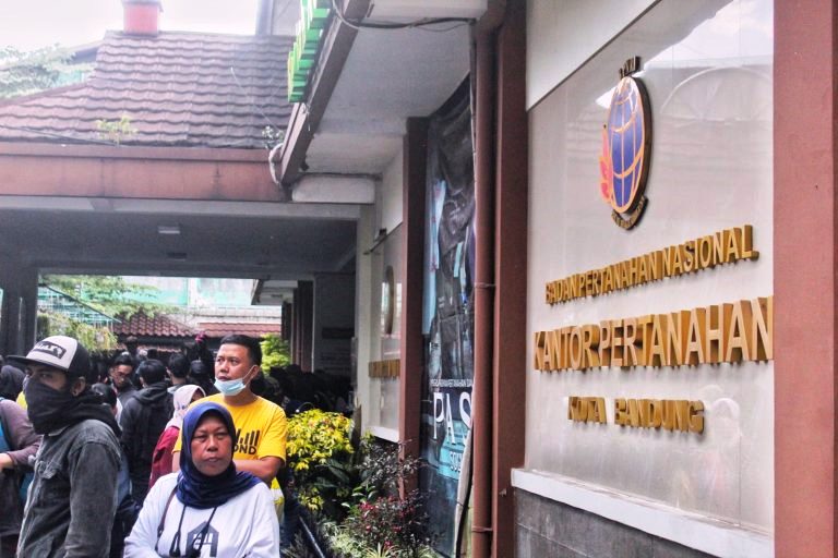 SENGKETA LAHAN: Kantor BPN Kota Bandung digeruduk warga Dago Elos-Cirapuhan yang berunjuk rasa, meminta ketegasan BPN soal sengketa kepemilikan lahan, beberapa waktu lalu. JABAR EKSPRES
