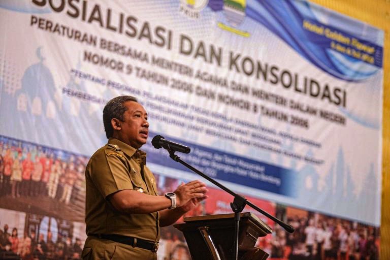 SOSIALISASI: Wali Kota Bandung, Yana Mulyana, saat menghadiri sosialisasi dan konsolidasi peraturan bersama Menteri Agama dan Dalam Negeri. IST