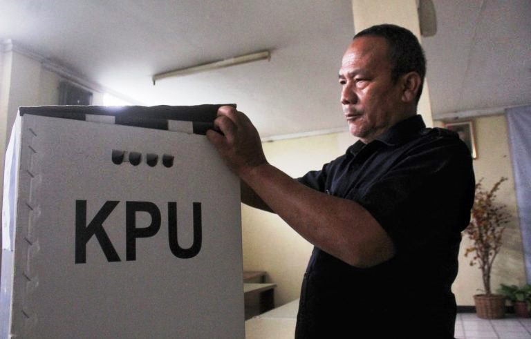 PILKADA: Staff KPU Kota Bandung tengah merapikan kondisi kotak suara Pilkada 2019. JABAR EKSPRES
