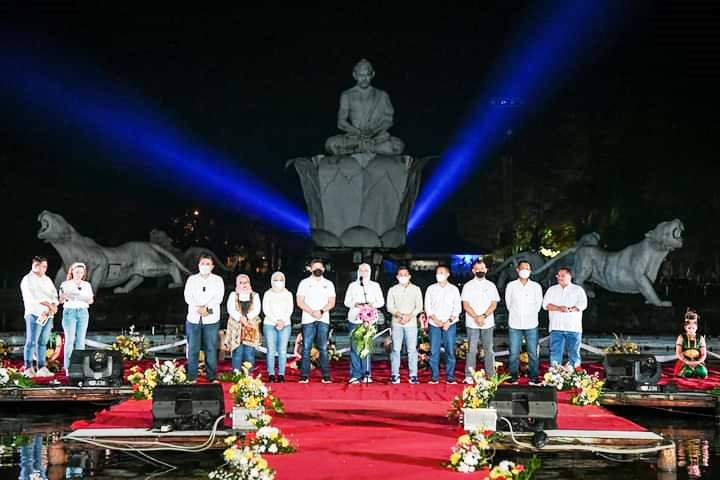 PEMBUKAAN: Bupati Purwakarta Anne Ratna Mustika pada pembukaan pertunjukan Taman Air Mancur Sri Baduga di Kawasan Wisata Situ Buleud, Sabtu malam (16/7). MALDI/PASUNDAN EKSPRES