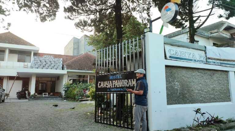 PENGINAPAN: PT Alfatih Indonesia Travel yang berada di Jalan Panorama 1 No. 37 Lembang, Bandung Barat, ternyata tempat itu adalah sebuah penginapan Pondok Cahaya, bukan agen ataupun perusahaan pemberangkatan haji.EKO SETIONO/PASUNDAN EKSPRES